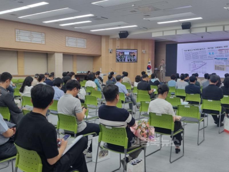 영주-5-2 김왕의 소셜비즈니스디자인협동조합 이사장이 _사회적경제와 공공구매 제도의 이해_를 주제로 강의를 진행하고 있다.jpg