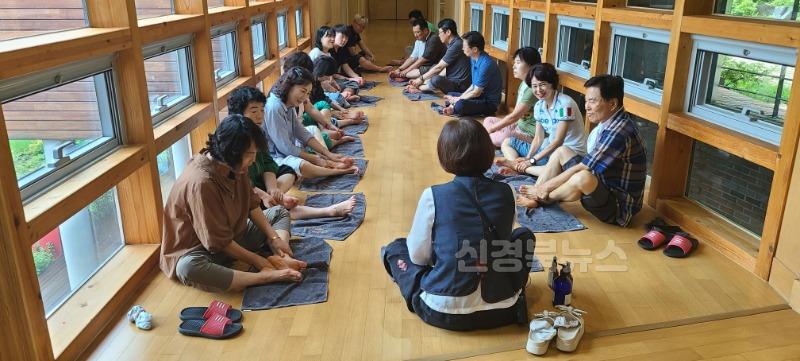 2025년 08월 04일_치유의 숲 프로그램 사진 2(아로마 발 마사지).jpg
