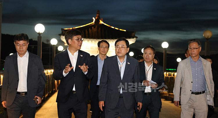 2.(참고)최휘영_문화체육부_장관_경주_에이펙_현장_방문3.jpg