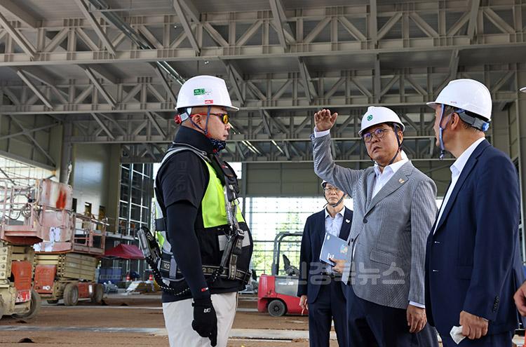 2.(참고)최휘영_문화체육부_장관_경주_에이펙_현장_방문2.jpg