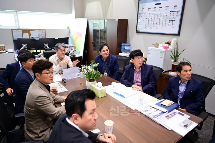 [크기변환]배낙호 김천시장과 송언석 국회의원, 무더위도 잊은 ‘쉼표 없는 세일즈 행정’ 눈길!-기획예산실(사진1_중앙재난안전상황실장).jpg