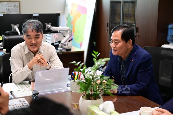 [크기변환]배낙호 김천시장과 송언석 국회의원, 무더위도 잊은 ‘쉼표 없는 세일즈 행정’ 눈길!-기획예산실(사진2_중앙재난안전상황실장).jpg