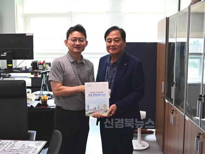 [크기변환]배낙호 김천시장과 송언석 국회의원, 무더위도 잊은 ‘쉼표 없는 세일즈 행정’ 눈길!-기획예산실(사진8_경제예산심의관).jpg