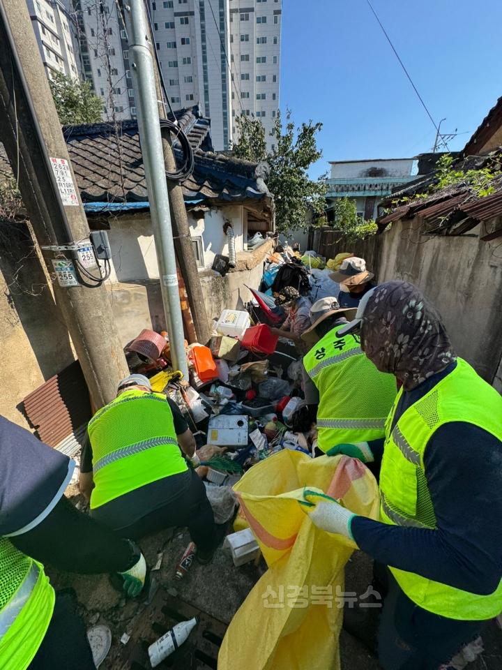 [상주시 환경관리과]골목길 무단 투기 쓰레기 수거.jpeg