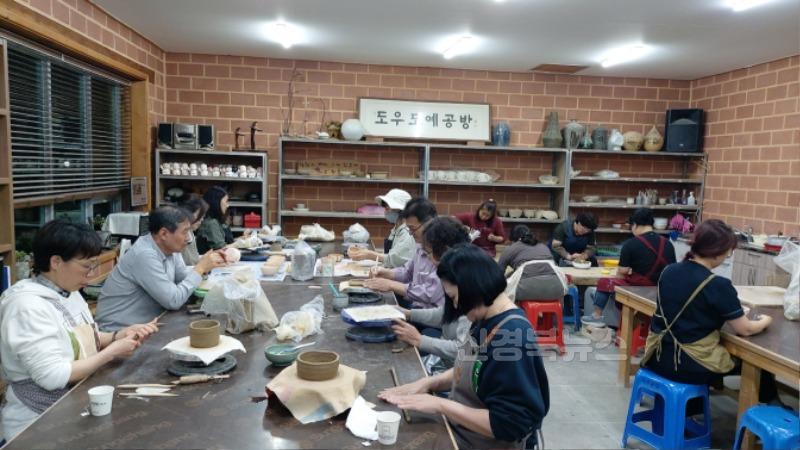 영주-4-1 (참고사진)영주시 평생학습센터, 하반기 신중년 청춘학교 도자기만들기 체험이 진행되고 있다 (1).jpg