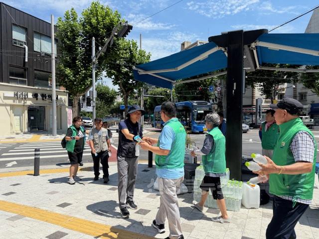 보도자료(250805(봉3)대구 남구 봉덕3동 새마을협의회 폭염대비 생수·부채 나눔 봉사)2.JPG