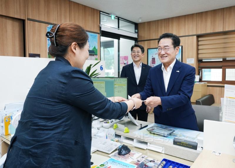 3 [사진] 최기문 영천시장, ‘APEC 2025 KOREA’ 성공 개최를 위한 예금 가입 (2).jpeg