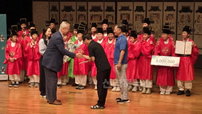 [크기변환]경산시 - 경산초, 전국 규모 국악경연대회 ′종합대상′ 수상 쾌거(지도교사상).jpg