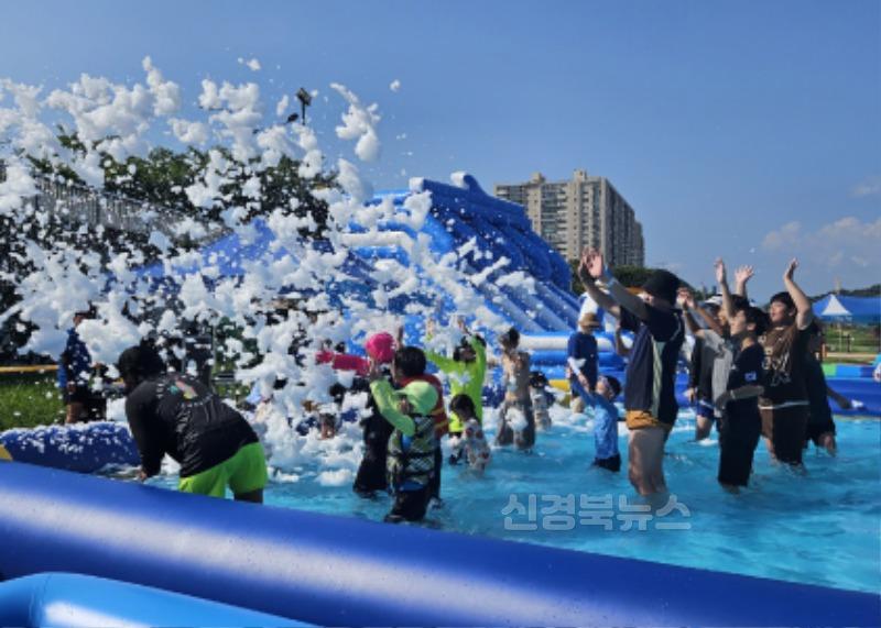 영주-1-1 (참고사진)지난해 _아이! 신나 페스티벌 여름 물놀이장_에서 버블놀이를 즐기는 가족들 모습.jpg