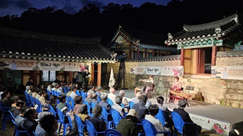 영주-2-1 (참고사진)지난해 영주향교에서 즐기는 선비들의 가무악 진행 중인 모습.jpg
