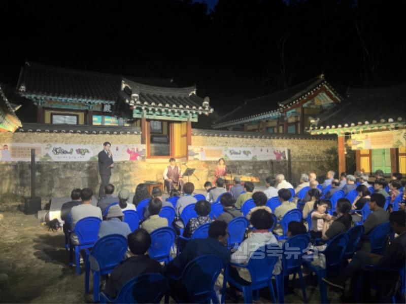 영주-2-2 (참고사진)지난해 영주향교에서 즐기는 선비들의 가무악 진행 중인 모습.jpeg
