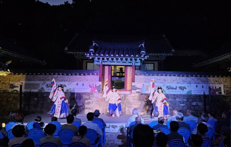 영주-2-3 (참고사진)지난해 영주향교에서 즐기는 선비들의 가무악 진행 중인 모습.jpg