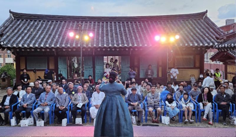 영주-2-4 (참고사진)지난해 영주향교에서 즐기는 선비들의 가무악 진행 중인 모습.jpg