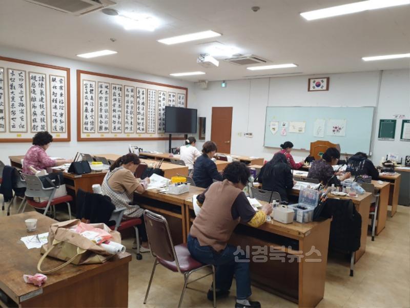 영주-3-1 상반기 시민교육 오일파스텔 야간반 교육 모습.jpg