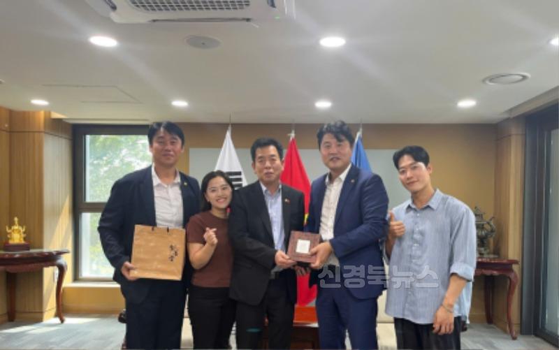 2-1. 8. 2일 권재행 한국다문화재단이사장(오른쪽 2번째)이 서울 주한베트남대사관에서 '부 호'베트남한국대사(오른쪽 3번째)에게 제선당 제품을 전달하고 있다..jpg