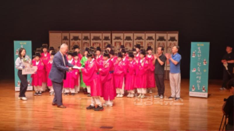 [영천동부초]_국악오케스트라_교육부장관상_수상(1).jpg