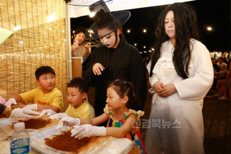 (야(夜) 울진)저승사자와 긴 머리 소복 귀신 분장을 한 직원들이 현장을 누비며 관광객과 포토타임을 갖는 퍼포먼스를 펼쳤다8.jpg