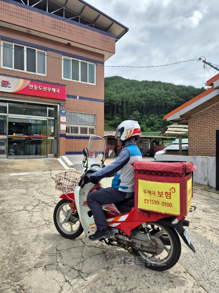 0807 안동시 안부살핌 우편서비스  위기가구 생명 살렸다! (1)-김재현 집배원.jpg