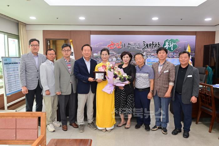 [크기변환]1. 봉화군, 베트남 출신 도 옥 루이엔 교수 홍보대사로 위촉 (1).JPG