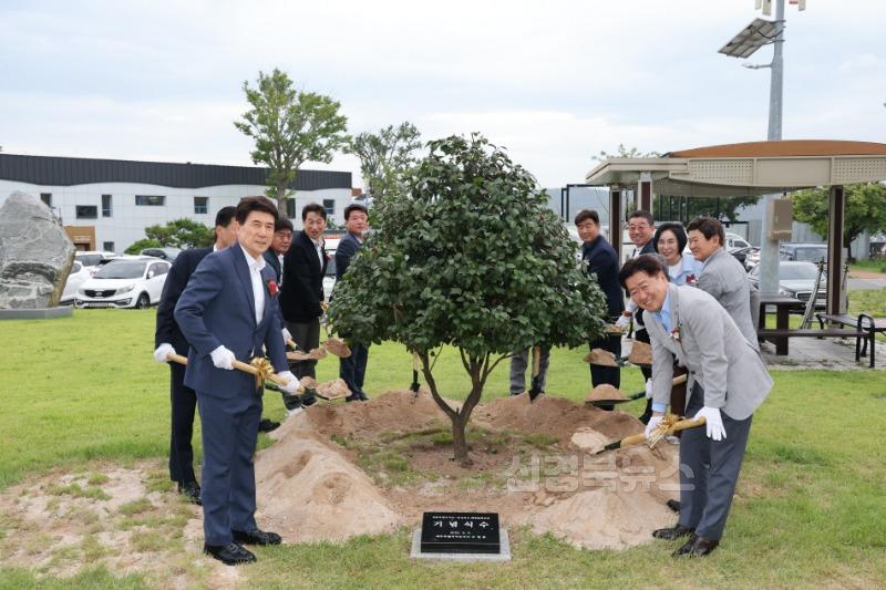 250807 포항 구룡포에 제주해녀상 제막·동백나무 식수 … 해양문화 교류 강화3 (1).jpg