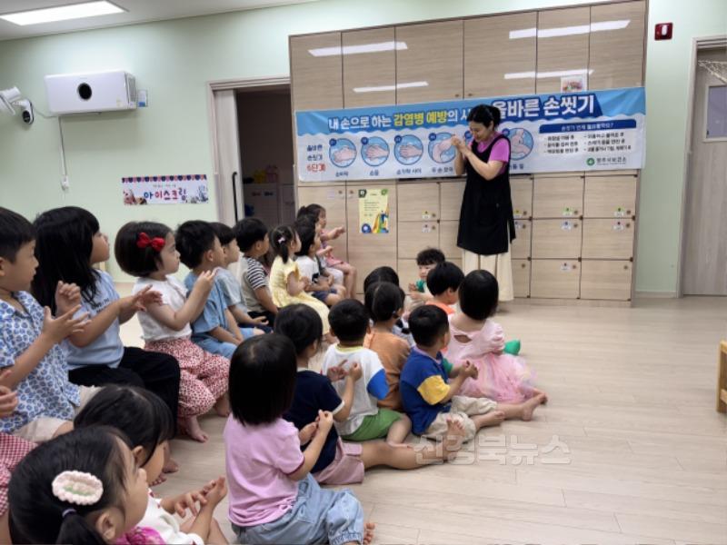 영주-6-1 (참고사진)유아들이 올바른 손씻기 교육을 받고 있다.jpg