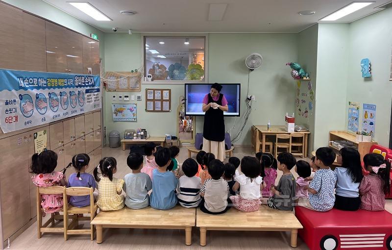 영주-6-3 (참고사진)어린이집에서 유아들을 대상으로 올바른 손씻기 교육을 진행하고 있다.jpg