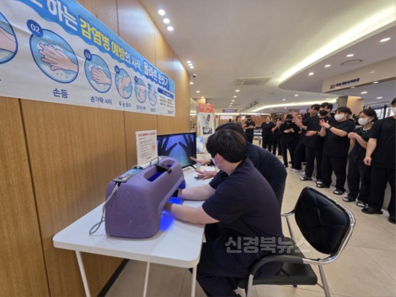 영주-6-4 (참고사진)재활병원 직원들이 ‘뷰박스’를 통해 손에 남은 오염물질을 확인하고 있다.jpg