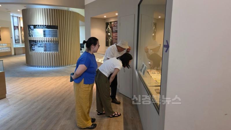4. 일본 대학원생 일행의 전시관 관람.jpg
