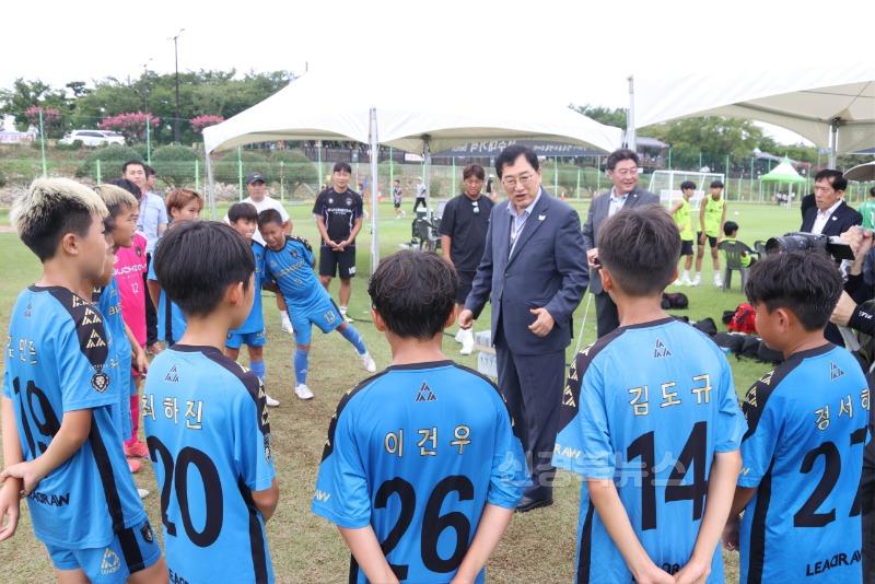 보도자료_주낙영 시장 화랑대기 유소년 축구대회 현장 방문_02.jpg