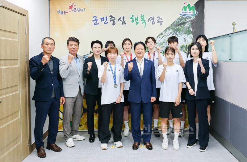 성주군사진(성주군청 여자태권도 선수단 감독 박은희(재)성주군별고을장학회 장학기금 200만원 기탁)-2.jpg