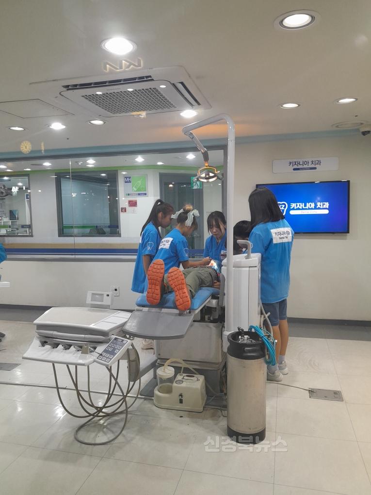 평생보장과)부산키자니아 직업체험(치과의사 진료활동사진).jpg
