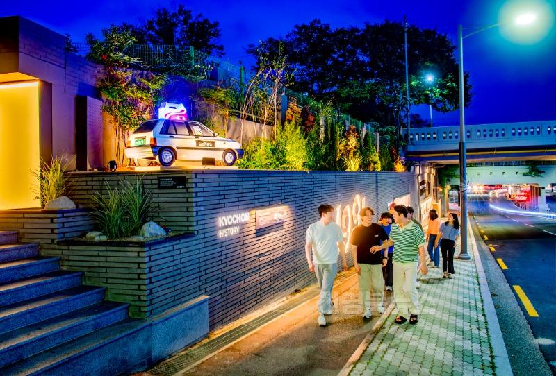 [낭만관광과]“치킨 성지 순례 왔어요”… 구미 교촌거리 발길 북적1.jpg