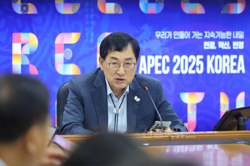 1-2. 주낙영 경주시장이 11일 국소본부장회의에서 발언하고 있다.JPG