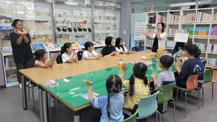 [크기변환]0812 안동시립도서관‘함께 키우는 작은도서관 돌봄사업’으로 돌봄 공백 해소 (2).JPG