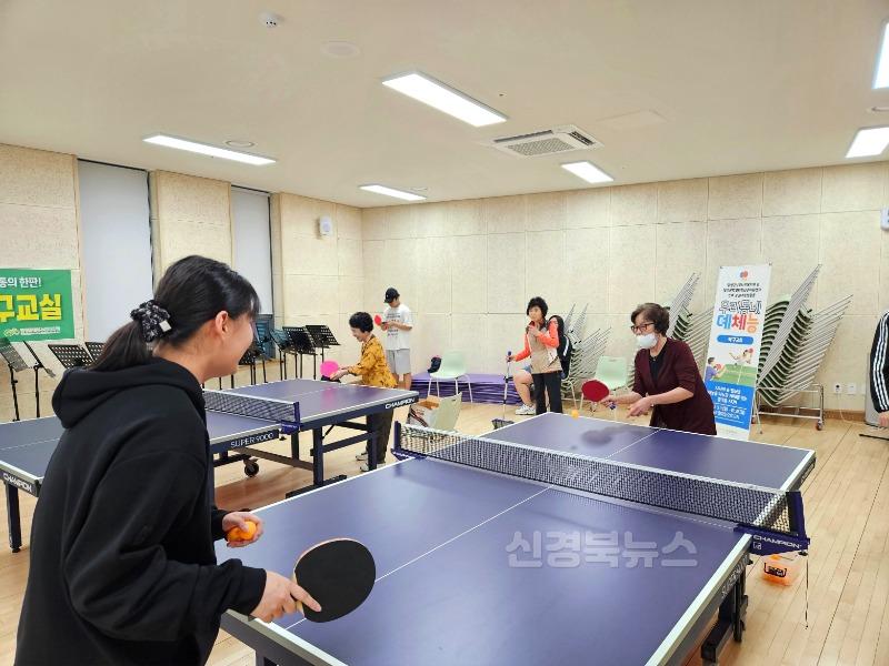 2025년 08월 12일_달성군학교밖청소년지원센터 '세대 공감 탁구교실' 사진(8월 5일 프로그램 첫날, 참여 학생들과 어르신들이 1대1로 매칭되어 탁구 기본기를 배우고 있는 모습).jpg