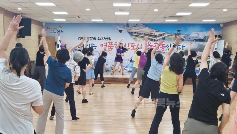 2025년 하반기 율곡동 주민참여교실 개강-율곡동(사진1_라인댄스수업).jpg