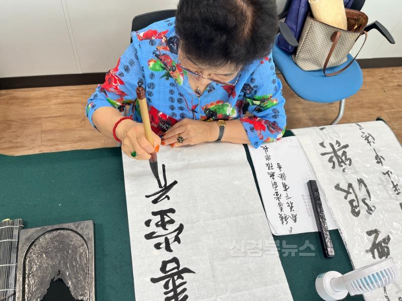 2025년 하반기 율곡동 주민참여교실 개강-율곡동(사진2_서예수업).jpg