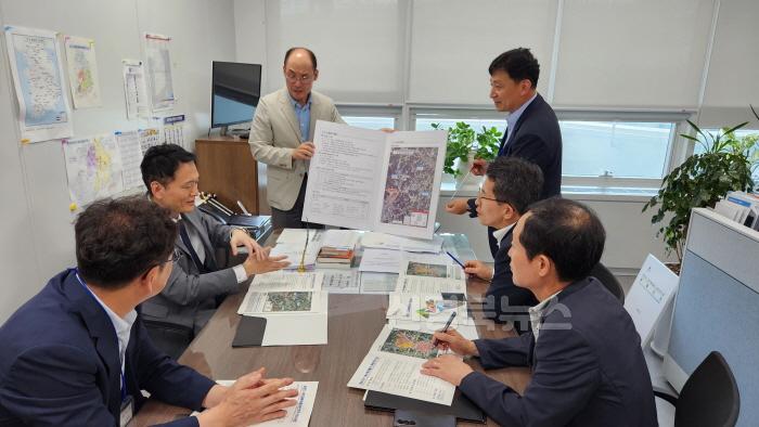 [크기변환]영주-2-4 영주시 관계공무원들이 정창성 재난대응국장(왼쪽 위)을 만나 풍수해생활권 종합정비사업 내용을 설명하고 있다 .jpg
