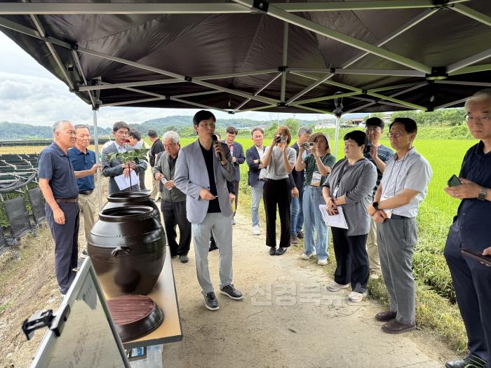 [크기변환]영주-1-3 단산면 사천리 인삼밭에서 논삼재배, 해사림농법 등을 설명하고 있다.jpg