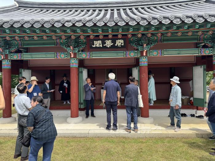 [크기변환]영주-1-5 풍기 금계리 개삼각에서 풍기인삼제례문화(고유제)에 대해 설명하고 있다.jpg