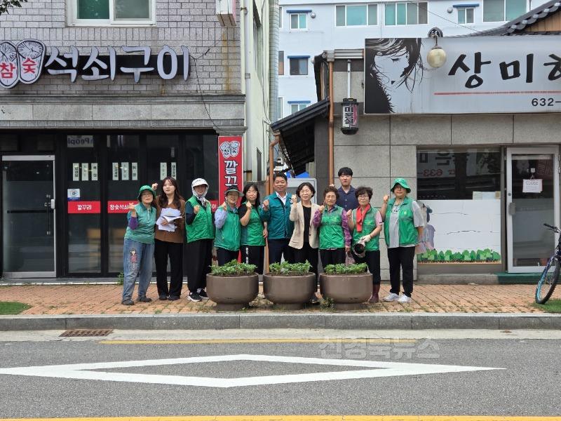 영주-8-1 휴천1동 새마을부녀회, 꽃 심기로 쾌적한 거리 조성 단체기념사진.jpg