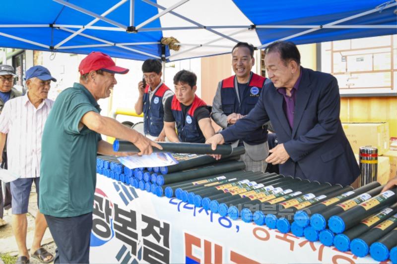 1-3. 0812 한국자유총연맹 문경시지회, 태극기 나눠주기.jpg