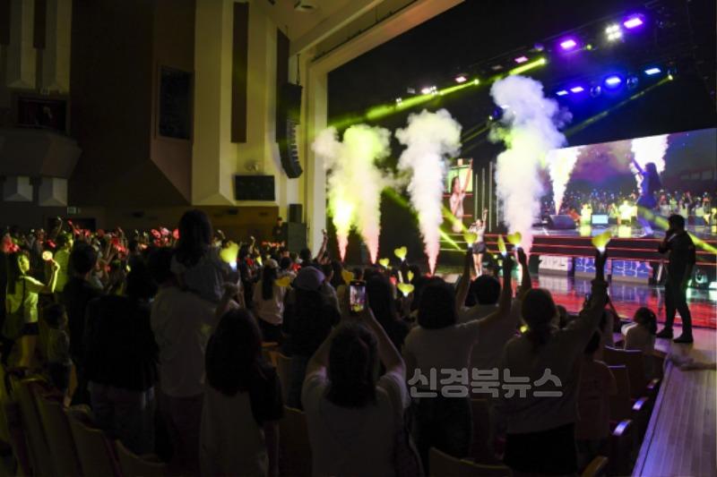 4-2. 2025 청소년 콘캉스 공연(볼빨간 사춘기 1).jpg