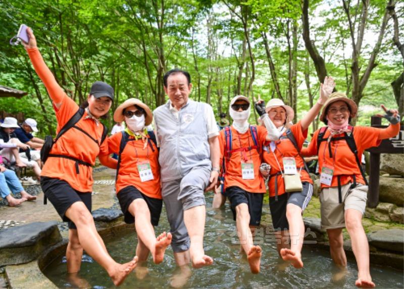 2-2. 2024 문경시 사진자료(문경새재 맨발페스티벌 개최) -새마을체육과3.jpg