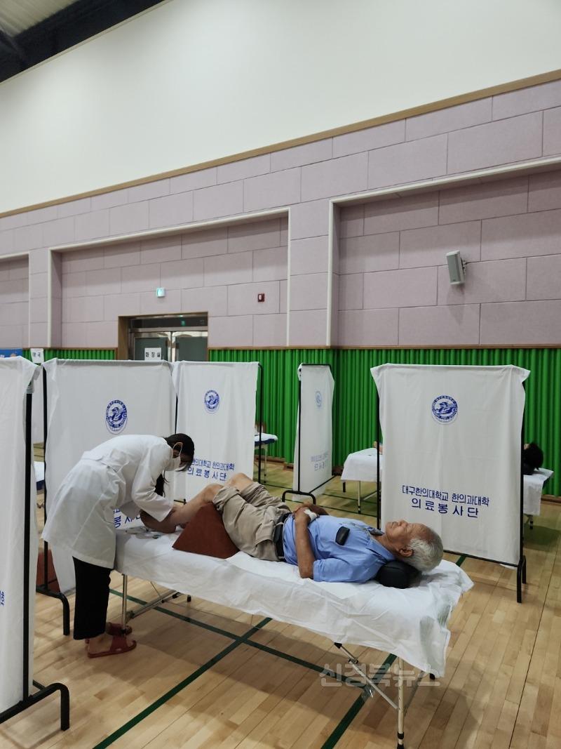 보건행정과)청도군·대구한의대학교, 함께하는 따뜻한 의료봉사 사진(운문달빛어울촌).jpg