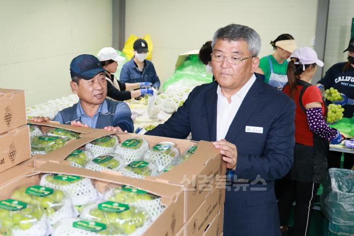 [크기변환](예천군)디지털농업 혁신 통해 부자 농촌 만들기 총력 - 샤인머스켓대만첫수출.JPG