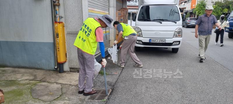 (예천군)환경실천연합 예천지회, 맥주페스티벌 앞두고 예천상설시장 쓰담달리기 실시 (2).jpg