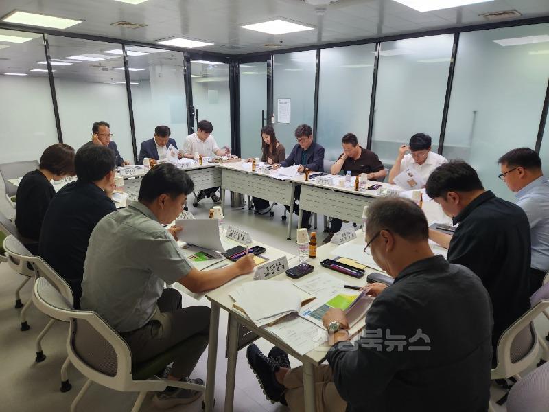 김천시, 국산목재 목조건축 실연사업 자문단과 현장 토론-산림녹지과(사진).jpg