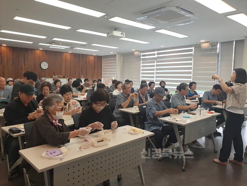 영주-6-1 (참고사진)영주시노인복지관에서 진행한 인문강좌 및 체험프로그램이 진행되고 있다.jpg