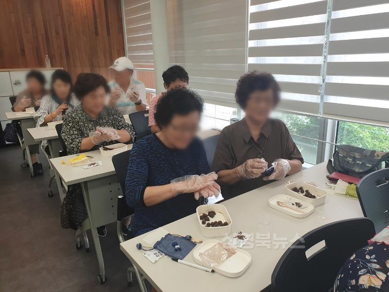 영주-6-2 (참고사진)부용향 향낭 만들기 체험을 하고 있다.jpg